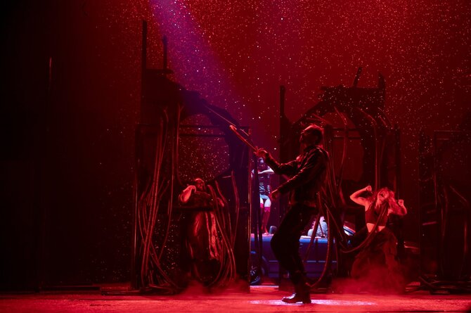 Oleksandros Krupskos nuotr./Scena iš Maksymo Holenkos spektaklio „Matau, kad jus domina tamsa“