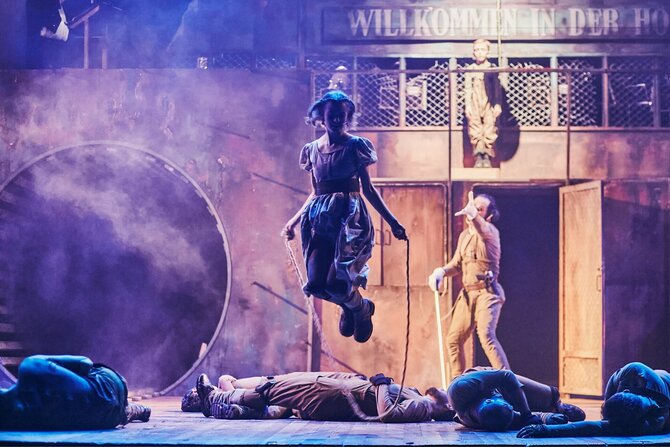 Anastasijos Pyroščenko nuotr./Scena iš Maksymo Holenkos spektaklio „Opera už tris skatikus“