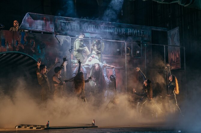 Anastasijos Pyroščenko nuotr./Scena iš Maksymo Holenkos spektaklio „Opera už tris skatikus“