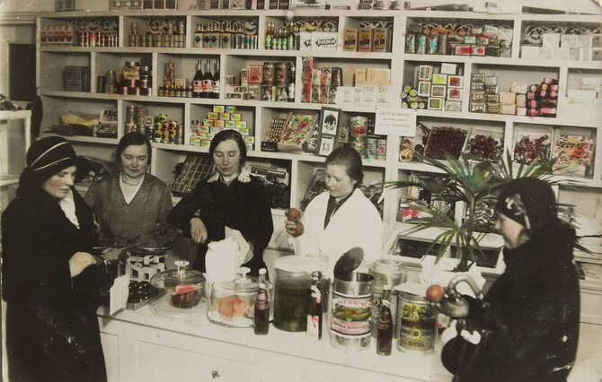 Lietuvos etnografijos muziejaus nuotr. / LIMIS/Maisto prekių parduotuvėje. Kaunas, apie 1936-1938