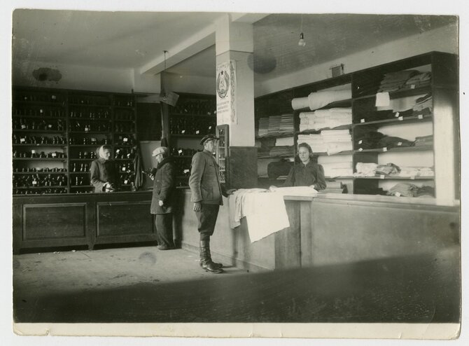 Utenos kraštotyros muziejaus nuotr./Utenos vartotojų kooperatyvo parduotuvės avalynės ir drabužių skyrius. Apie 1947 m.
