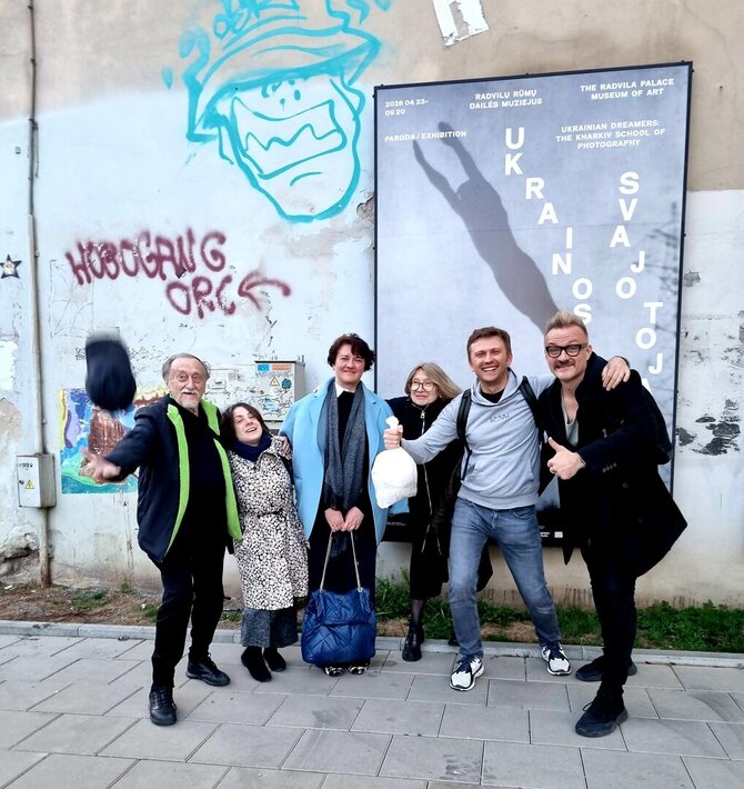 D.Vaičekausko archyvo nuotr./Parodos kuratorių komanda Vilniuje prie Radvilų dailės muziejaus rūmų. Pirmas iš dešinės – Darius Vaičekauskas