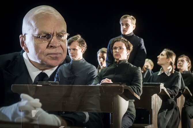 D. Matvejevo nuotr. /Vytautas Anužis – Inspektorius. Kazys Binkis, „Atžalynas“, rež. Jonas Vaitkus, Lietuvos nacionalinis dramos teatras, 2013