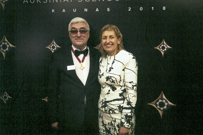 Asmeninio archyvo nuotr./Su Kultūros ministre Liana Ruokyte Jonsson po „Auksinio scenos kryžiaus“ įteikimo