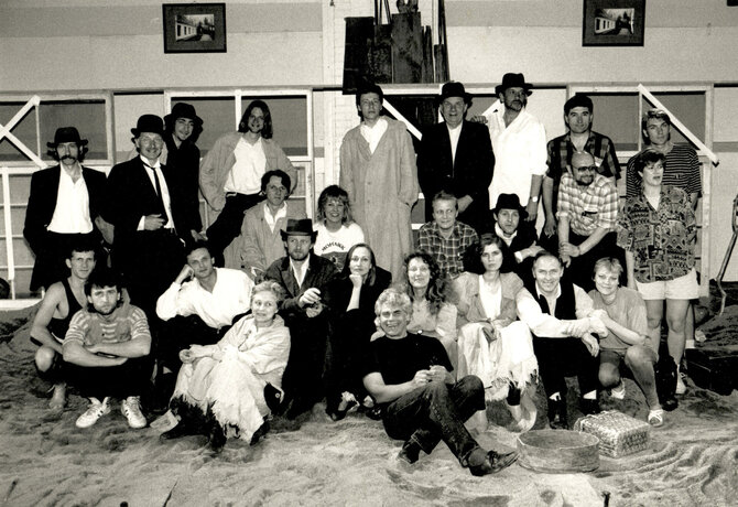 Asmeninio archyvo nuotr./Gastrolės Toronte su spektakliu „Smėlio klavyrai“ (rež. J.Jurašas), 1993. Nuotraukoje – A.Sluckaitė, J.Bobrovskis, N.Narmontaitė, J.Onaitytė, R.Staliliūnaitė, D.Kazragytė, J.Jurašas ir kt. 