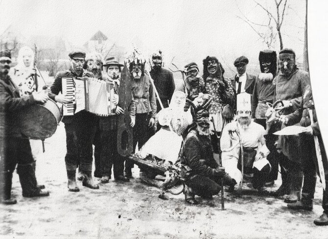 A. Surblio nuotr. / Kretingos rajono savivaldybės M.Valančiaus viešosios bibliotekos Grūšlaukės filialas/Grūšlaukės Užgavėnių persirengėliai, 1968
