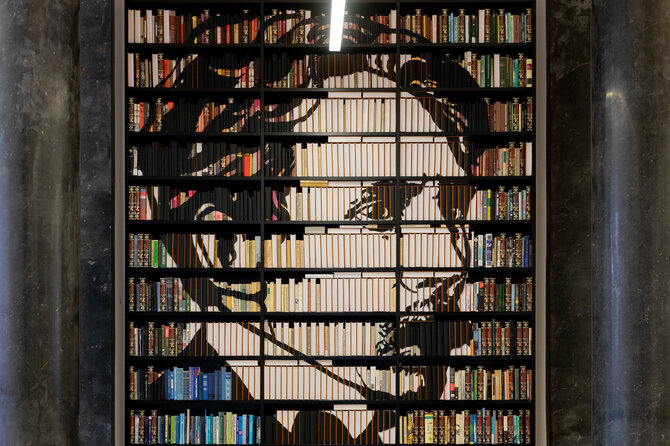 Nacionalinės M.Mažvydo bibliotekos nuotr./Jolitos Vaitkutės iš knygų sukurtas M.K.Čiurlionio portretas Nacionalinėje bibliotekoje