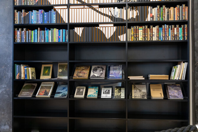 Nacionalinės M.Mažvydo bibliotekos nuotr./Knygų apie M.K.Čiurlionį ekspozicija Nacionalinėje bibliotekoje