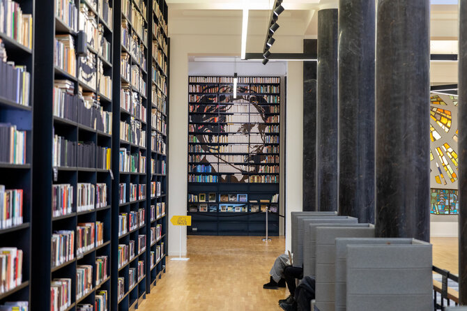 Nacionalinės M.Mažvydo bibliotekos nuotr./Jolitos Vaitkutės iš knygų sukurtas M.K.Čiurlionio portretas Nacionalinėje bibliotekoje