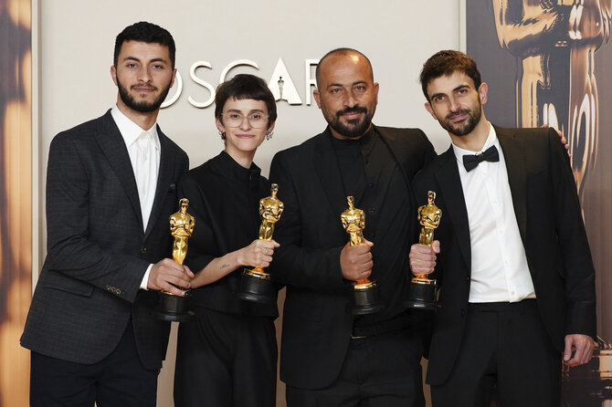 Scanpix nuotr./Oskaru apdovanoto dokumentinio filmo „Ne jūsų žemė“ komandos nariai