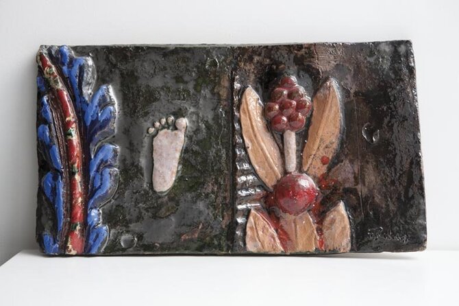 Molėtų savivaldybės nuosavybė. Alantos dvaro galerija/Vaidotas Žukas. Kipro pėda ir dvi gėlės. 2010. Keraminis reljefas