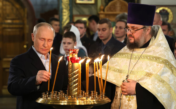 Scanpix nuotr./Vladimiras Putinas cerkvėje per stačiatikių Kalėdų pamaldas
