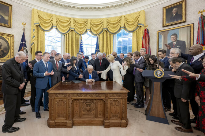 Scanpix nuotr./Evangelikų krikščionys meldžiasi už JAV prezidentą Donaldą Trumpą