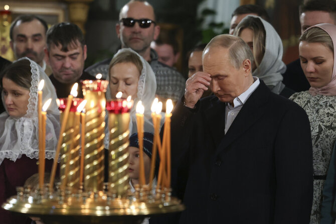 Scanpix nuotr./Vladimiras Putinas cerkvėje per stačiatikių Kalėdų pamaldas