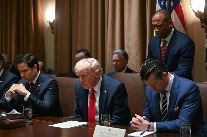 Scanpix nuotr./Donaldas Trumpas meldžiasi per vyriausybės posėdį Baltuosiuose rūmuose