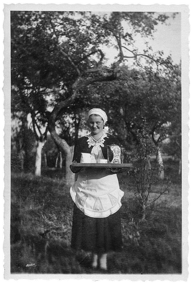 Nuotrauka iš Joannos Kuciel-Frydryszak knygos/ Janina Wrembel, garsaus Torunės gydytojo duktė, persirengusi tarnaite, 1936 m.