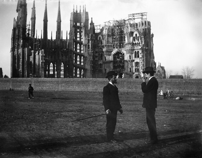 Wikipedia nuotr./Antoni Gaudi suprojektuota Sagrada Familia – Šventosios šeimos bazilika Barselonoje, 1905