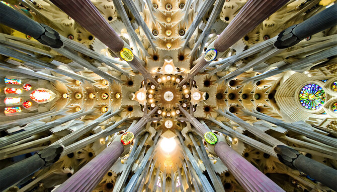 Wikipedia nuotr./Antoni Gaudi suprojektuota bazilikos vidus