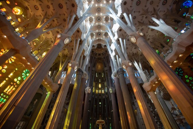 Wikipedia nuotr./Antoni Gaudi suprojektuota bazilikos vidus