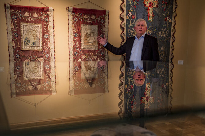 Antano Unty nuotr./Ekspozicija Žemaičių dailės muziejuje Mykolo Oginskio rūmuose Plungėje. Paroda „Neprisitaikėlio menas. Vaidotas Žukas: kūrėjas ir kolekcininkas“. 
