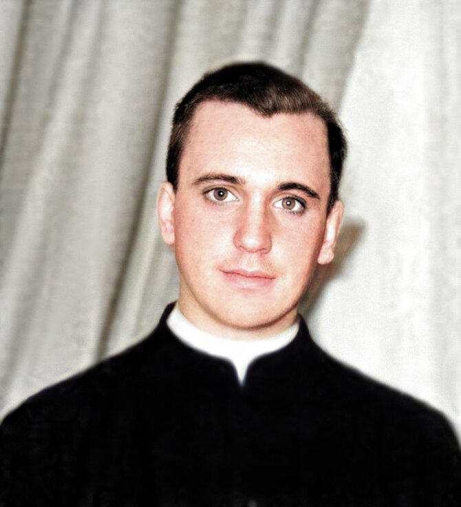 Leidėjų nuotr./Kunigas Jorge Mario Bergoglio, 1959 m.