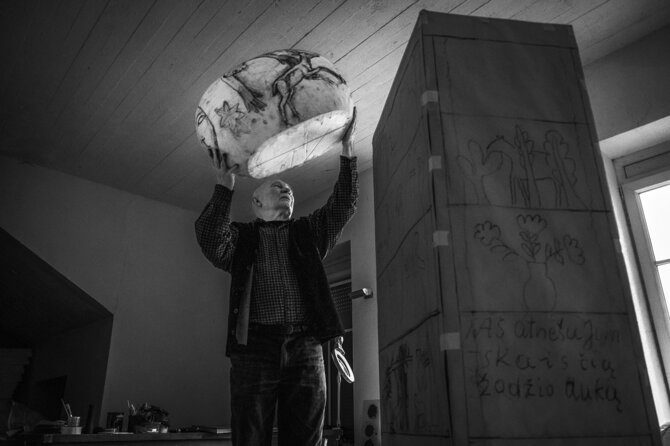 Algimanto Aleksandravičiaus nuotr./Petras Repšys prie Užupio obelisko, skirto Sigitui Gedai, maketo, 2016
