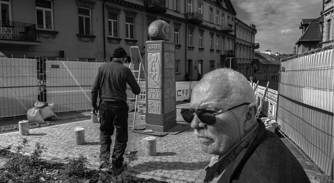 Algimanto Aleksandravičiaus nuotr./Petras Repšys prie Užupio obelisko, skirto poetui Sigutui Gedai, 2025