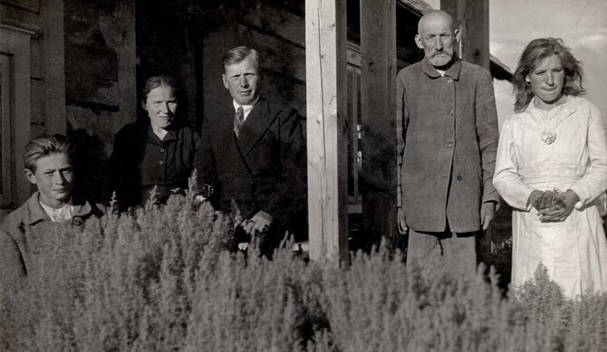 Nijolės Kižienės fotoarchyvas/Pinkevičių šeima Pavirinčių kaime prie Alantos. Iš kairės: Antanas Šimulionis (Pinkevičių samdomas darbininkas), Pranciška ir Stasys Pinkevičiai, Antanas Telksnys (Pranciškos tėvas) ir samdoma darbininkė. Apie 1944 m.