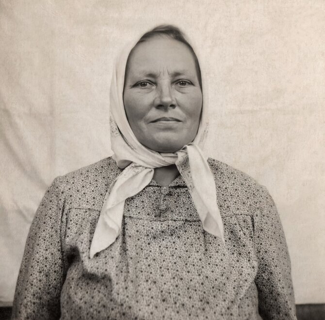 Vandos Matuškevičienės fotoarchyvas. /Julė Gražytė-Matuškevičienė iš Antakščių. Fotografuota Dionizo Putnos sodyboje Viteliškio kaime. Apie 1950 m.