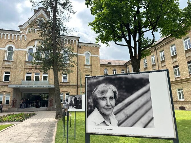 Organizatorių nuotr./Antano Sutkaus paroda Respublikinės Vilniaus psichiatrijos ligoninės lauko galerijoje 