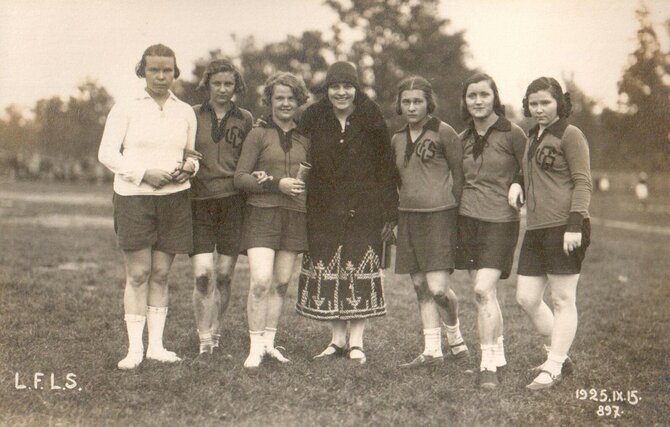 Lietuvos sporto muziejaus nuotr./L.F.L.S. (Lietuvos fizinio lavinimo sąjunga) moterų krepšinio komanda, 1925