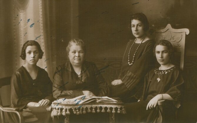 Maironio lietuvių literatūros muziejaus nuotr./Oškinių šeimos moterys fotoateljė, 1924