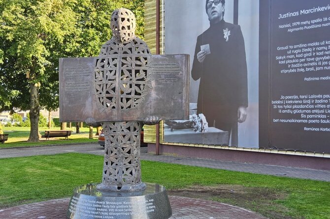 Organizatorių nuotr./Skulptūra Justinui Marcinkevičiui Naisiuose