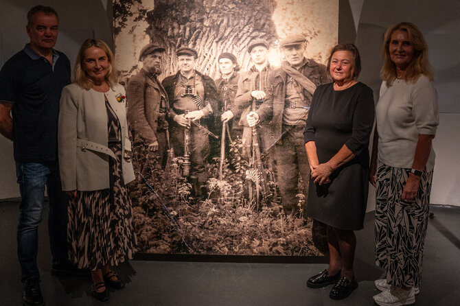 Organizatorių nuotr./Partizanų Mykolo ir Jadvygos Šemežių giminės parodoje „Lietuvos partizanų batuose...“