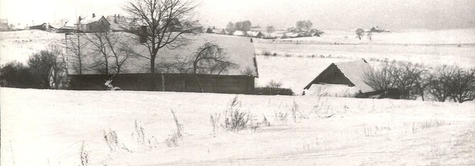 Asmeninio archyvo nuotr./Wacławos (ponios Wacios) ir Wiktoro Gulbickių sodyba. Tolumoje, arčiau Vilniaus, matosi kaimynų Mieczkowskių namai. 1968 m. žiema.