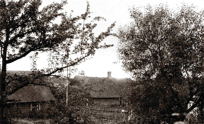 Asmeninio archyvo nuotr./Žvelgiant iš Mieczkowskių verandos į artimiausių kaimynų –Szafranowiczių ir Kanonowiczių – namus