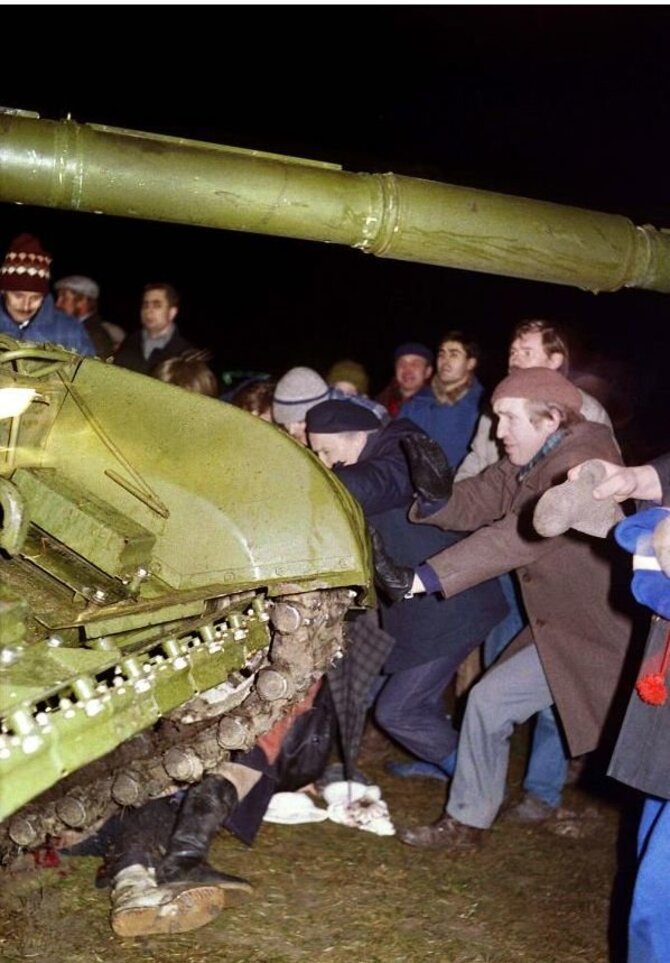 Virgilijaus Usinavičiaus fotografija/1991-ųjų sausio 13-oji prie Vilniaus televizijos bokšto 