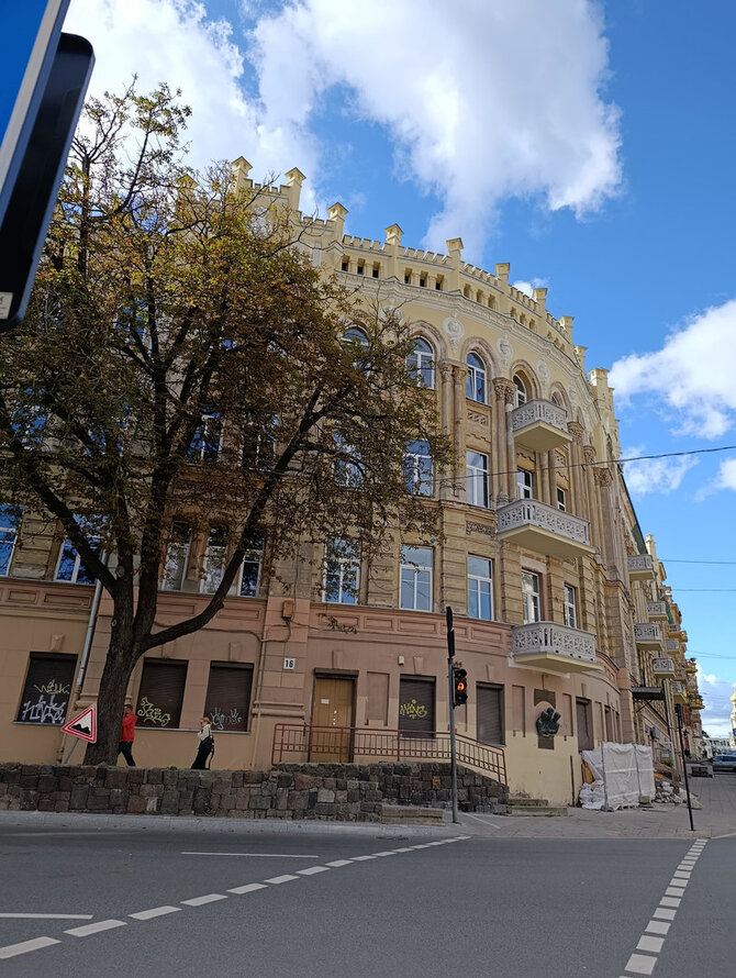 Antano Vienuolio gimnazijos archyvo nuotr./Pastatas, kuriame 1915 m. spalio 18 d. gimnazijoje prasidėjo pamokos lietuvių kalba tuometinės Didžiosios Pohuliankos gatvėje, 14/17 (dabartinis Mindaugo ir J.Basanavičiaus gatvių kampas)