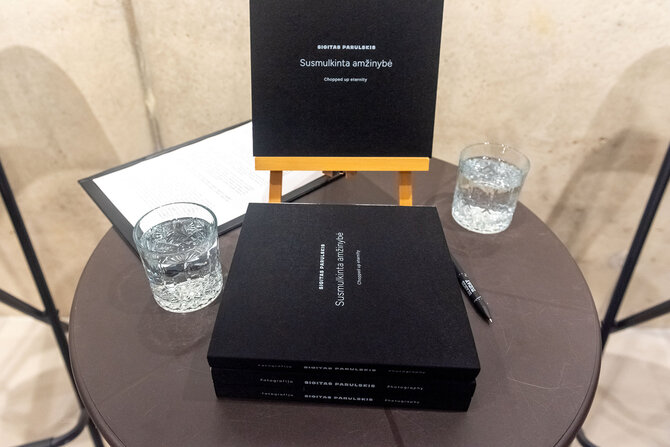 AP galerijos nuotr./Sigito Parulskio fotografijų albumas „Susmulkinta amžinybė“