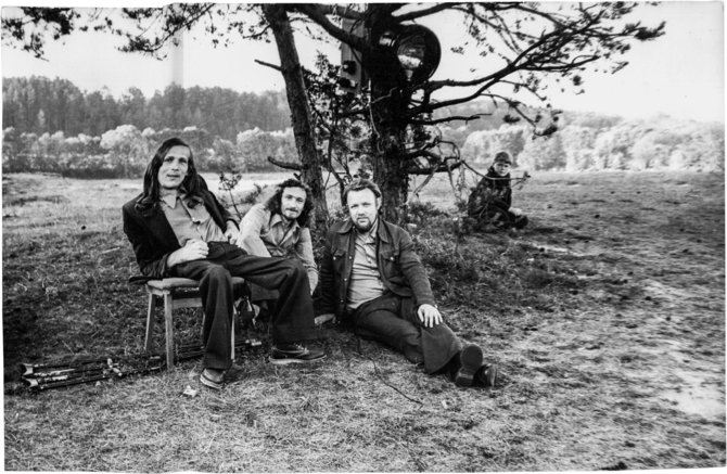 „Gėlių vaikai“ po koncerto gamtoje: Stasys Daugirdas, Valerijus Osipovas, Viačeslavas Doroninas. 1975. Nuotrauka iš asmeninio S.Daugirdo archyvo.