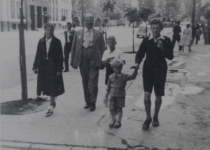 Nuotrauka iš E.Talmanto šeimos archyvo/Egidijus su tėčiu Jurgiu Talmantu, sese ir broliais Kaune apie 1936 m.