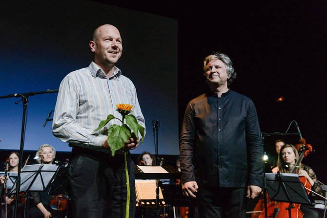 Nuotrauka iš L.Balto archyvo/Su dirigentu Robertu Bliškevičium po kūrinio „Spinduliai“ premjeros koncerte „Skambantys kūnai“ 2015 m.