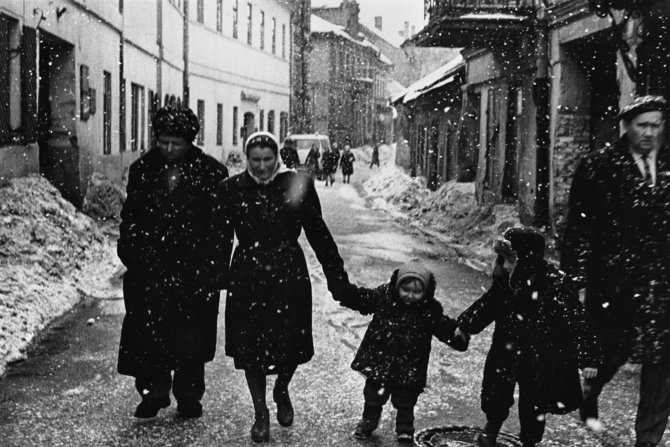 Šeima ir sniegas. Totorių gatvė, 1964. Nuotrauka iš A.Kunčiaus albumo „Fotografuota Vilniuje 1960-1970 metais“