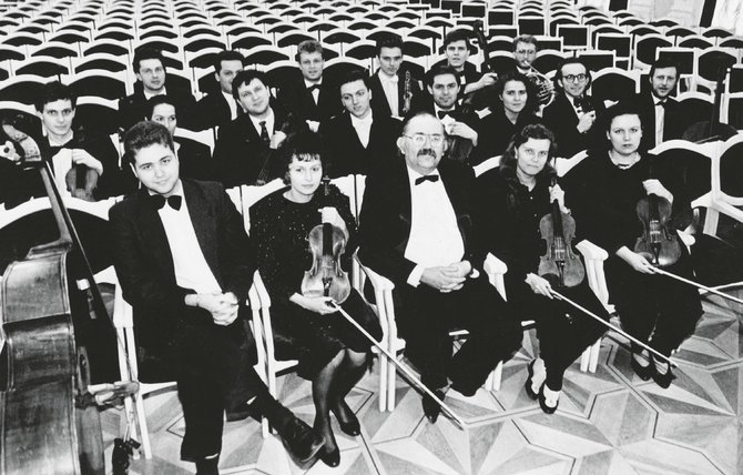 Vilniaus kamerinis orkestras, vėliau tapęs Šv. Kristoforo kameriniu orkestru – po Eduardui Balsiui skirto koncerto Meno darbuotojų rūmuose. Nuotrauka iš asmeninio archyvo