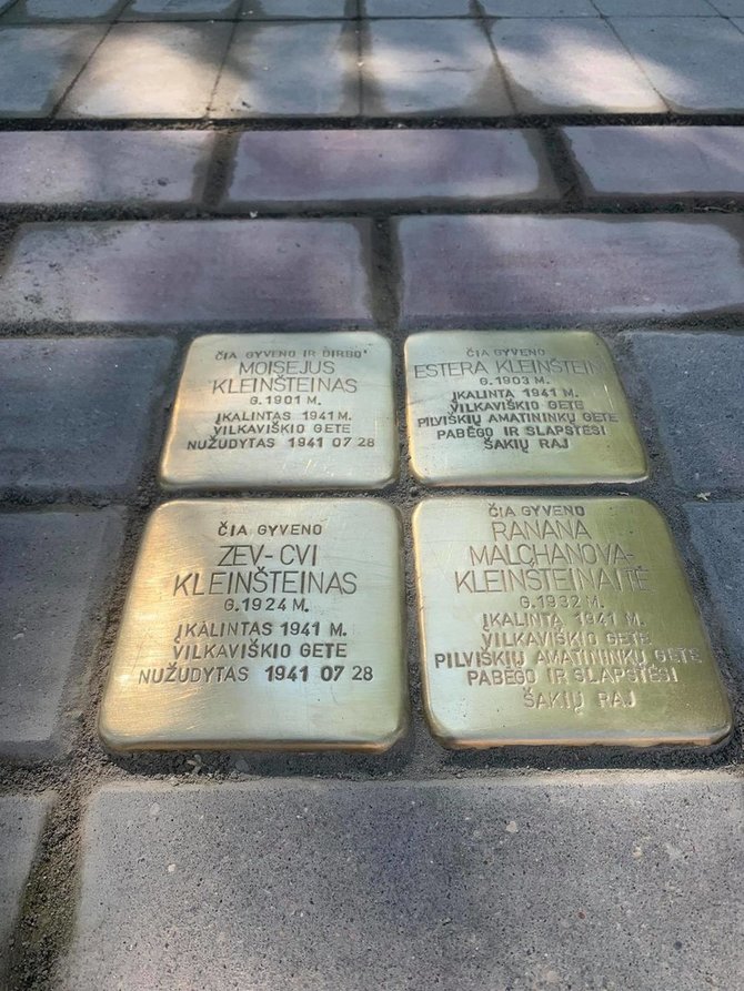 Kleinšteinų šeimai skirti „Atminimo akmenys“ Vilkaviškyje, šalia buvusios žydų pradinės mokyklos (Maironio g. 21), kurioje nuo 1938 metų dirbo Moisiejus Kleinšteinas, o pastate buvusiame bute gyveno visa Kleinšteinų šeima