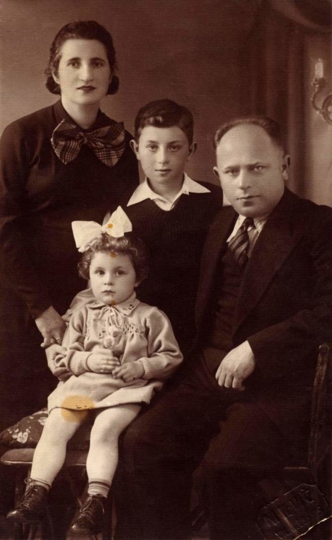 Estera ir Moisiejus Kleinšteinai su sūnumi Zejevu ir dukra Ranana. Vilkaviškis, 1935 birželio 24. Prabėgus 6-iems metams, 1941 liepos 28 Moisiejus Kleinšteinas ir jo sūnus Zejevas kartu su kitais miestelio vyrais žydais buvo nužudyti Vilkaviškyje