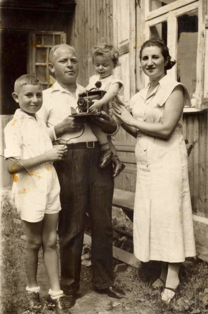 Estera ir Moisiejus Kleinšteinai su sūnumi Zejevu ir dukra Ranana. Pilviškiai, 1934