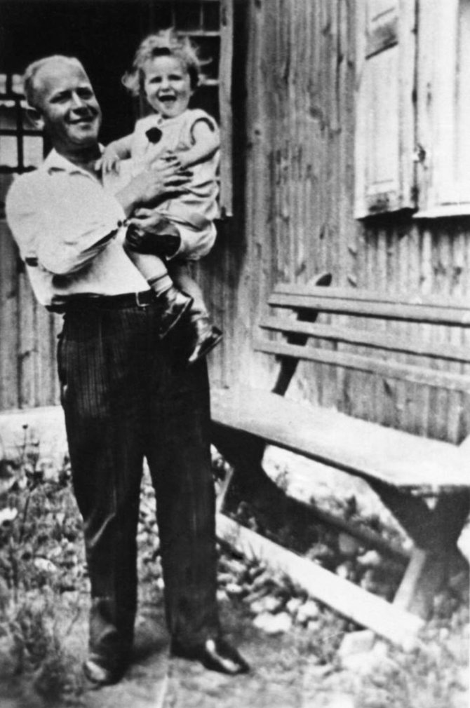 Moisiejus Kleinšteinas su dvejų metų dukrele Ranana. Pilviškiai, 1934