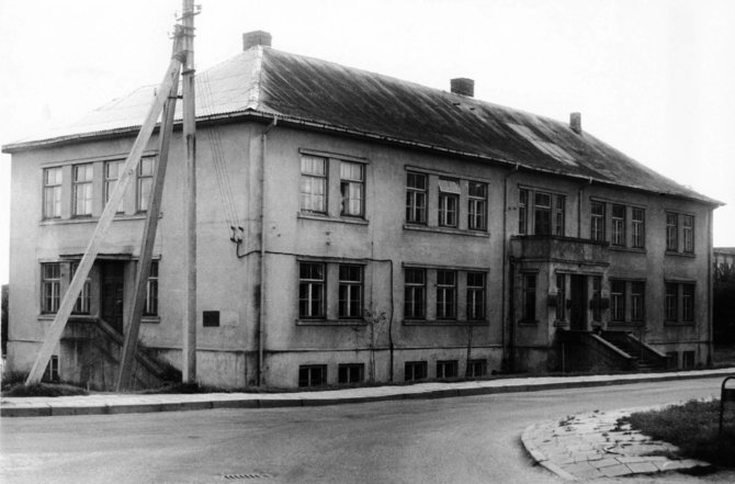 Žydų pradinė mokykla Vilkaviškyje, 1930. Mokyklos direktoriaus Moisiejaus Kleinšteino šeima gyveno mokyklos pastate antrame aukšte, langai dešinėje pusėje