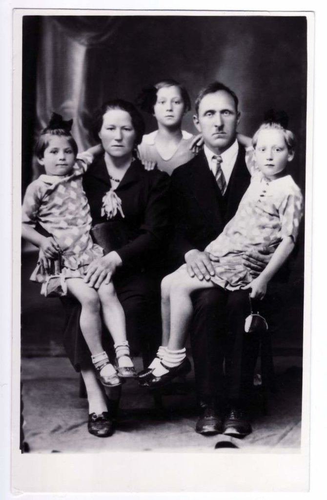 Esterą ir Rananą išgelbėjusių Veronikos ir Stasio Strimaičių šeima su dukterimis Milda, Laima, Dalia
